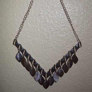 🌙3/$15 sale! ☀️ Statement necklace Silver Leaves EUC